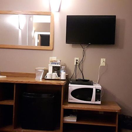 Canway Inn & Suites Dauphin Extérieur photo