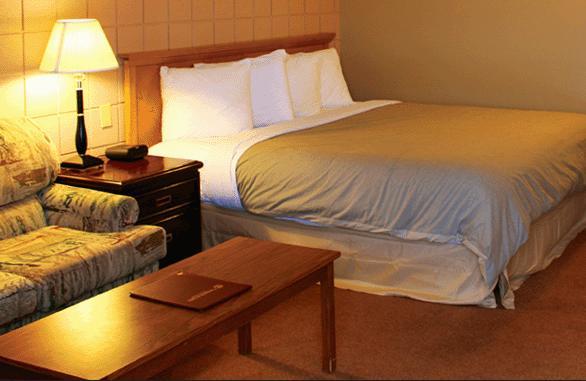 Canway Inn & Suites Dauphin Extérieur photo