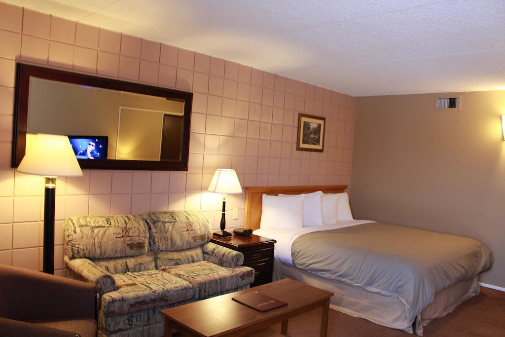 Canway Inn & Suites Dauphin Extérieur photo