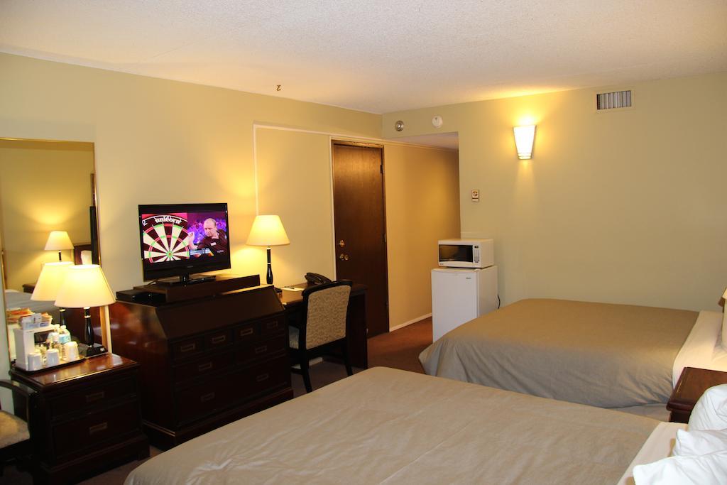 Canway Inn & Suites Dauphin Extérieur photo