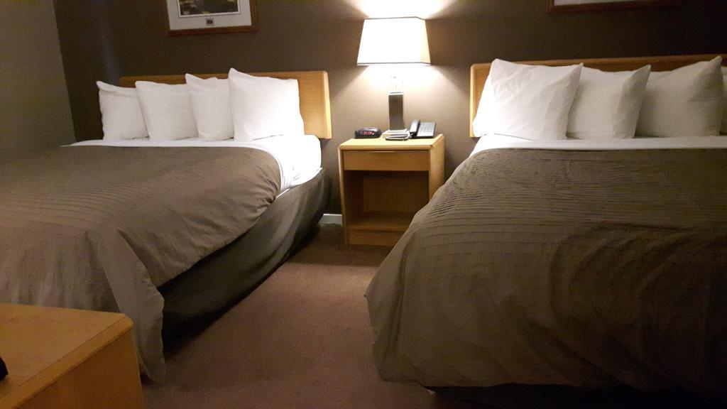 Canway Inn & Suites Dauphin Extérieur photo