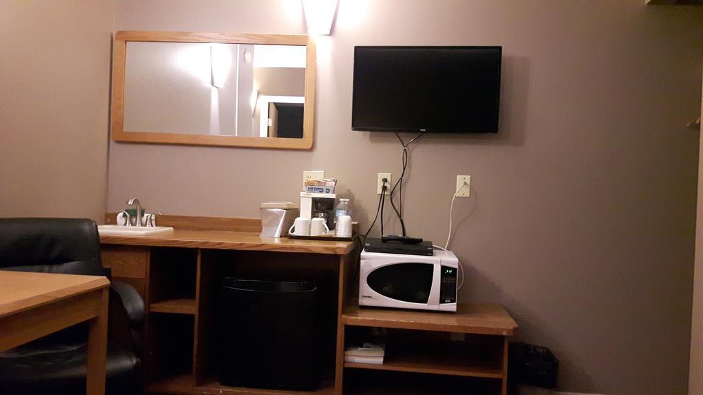 Canway Inn & Suites Dauphin Extérieur photo