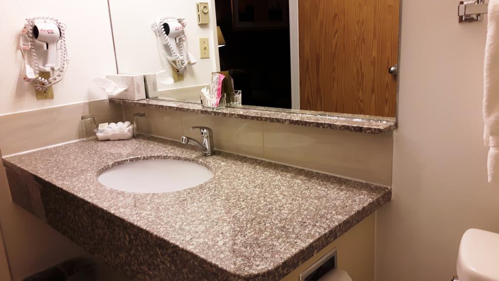 Canway Inn & Suites Dauphin Extérieur photo