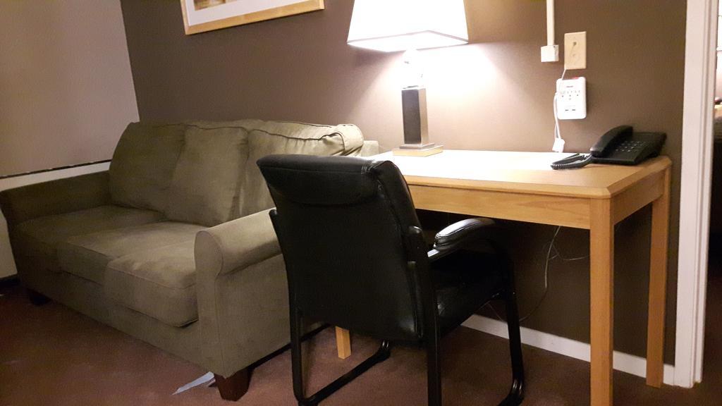 Canway Inn & Suites Dauphin Extérieur photo