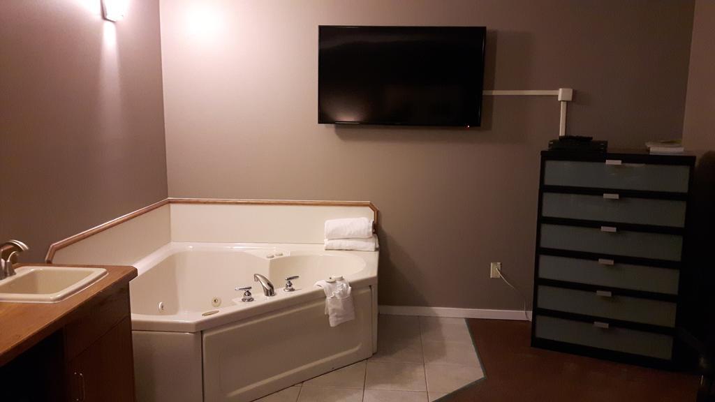 Canway Inn & Suites Dauphin Extérieur photo