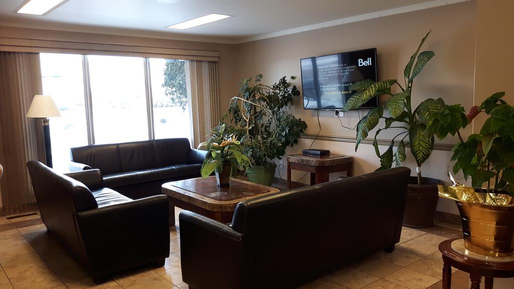 Canway Inn & Suites Dauphin Extérieur photo