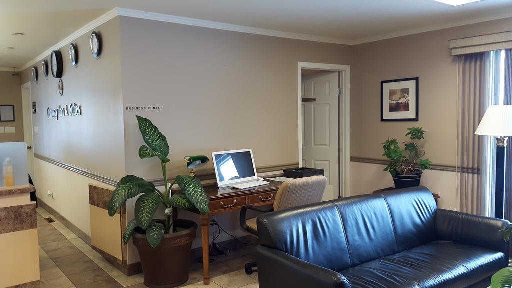 Canway Inn & Suites Dauphin Extérieur photo